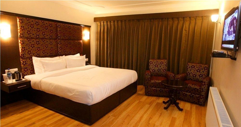 Hotel Pacific Srinagar  Bagian luar foto