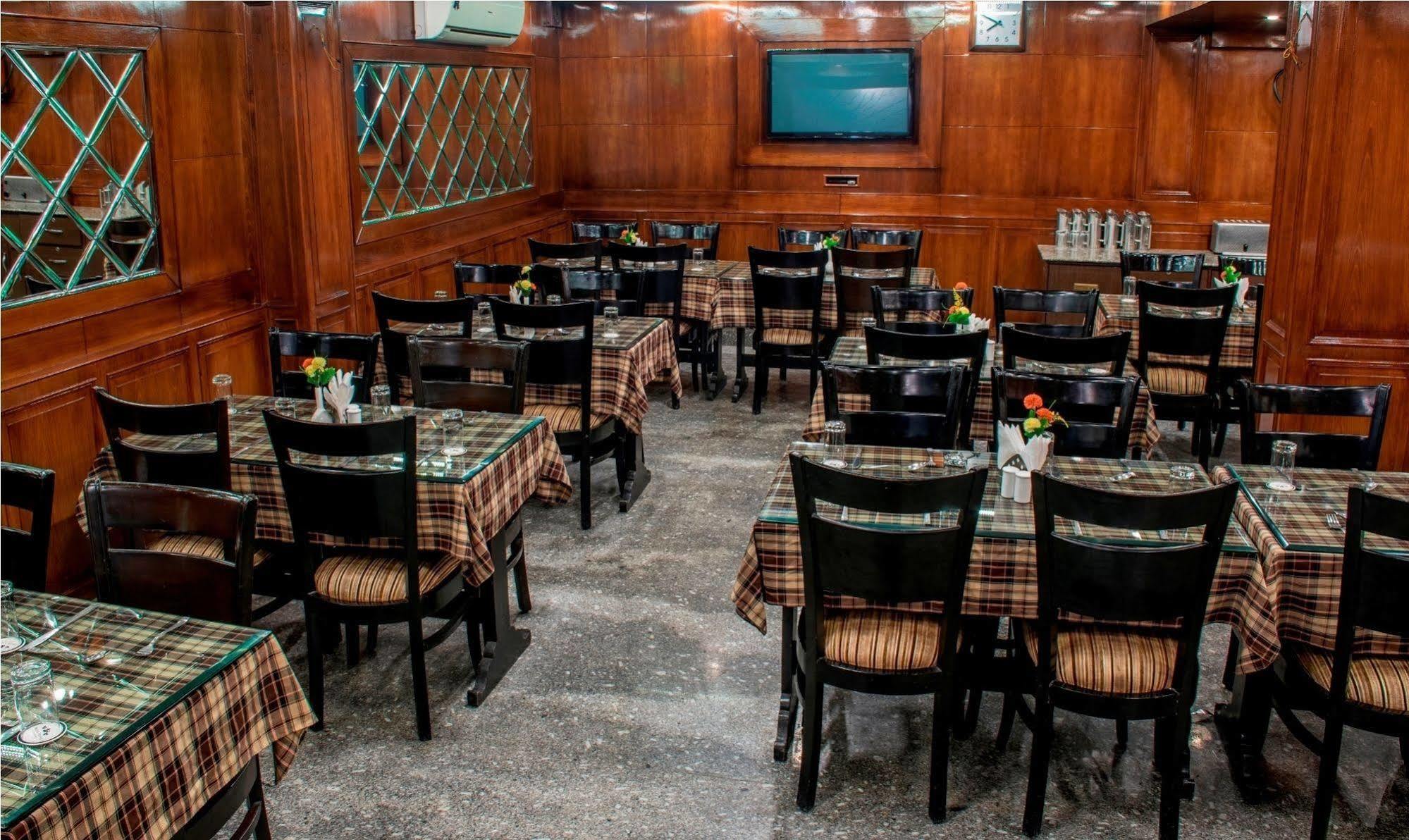 Hotel Pacific Srinagar  Bagian luar foto