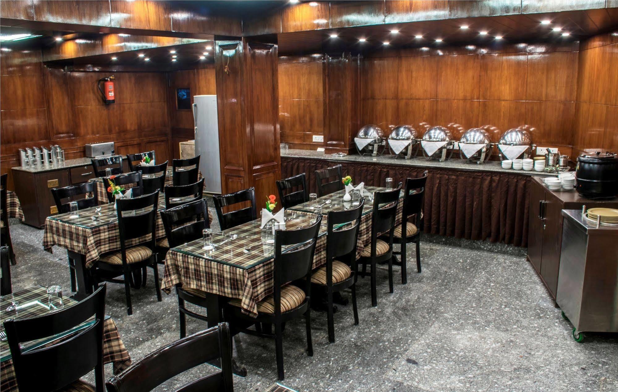 Hotel Pacific Srinagar  Bagian luar foto