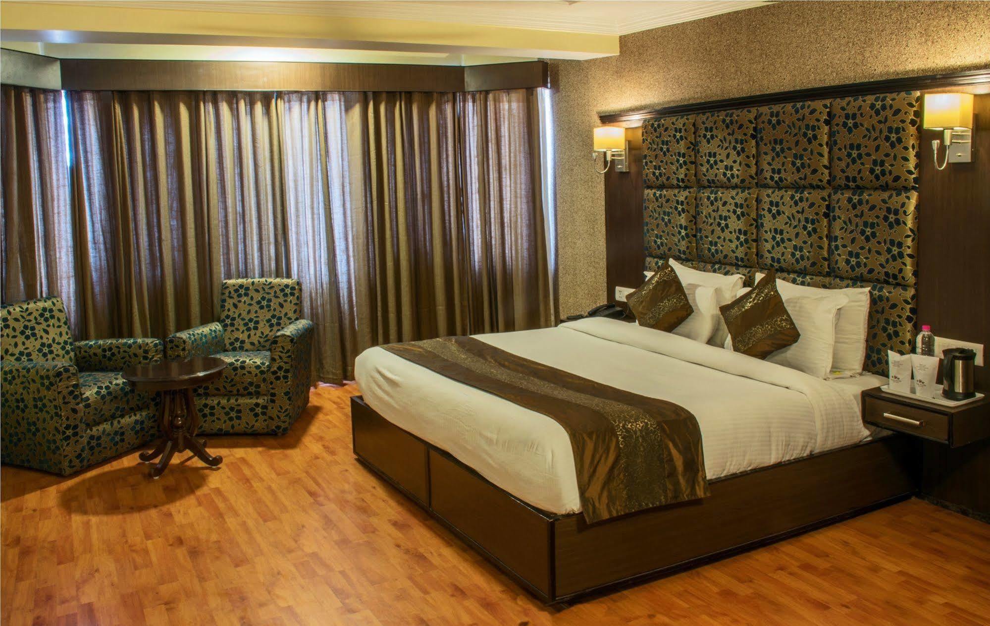 Hotel Pacific Srinagar  Bagian luar foto