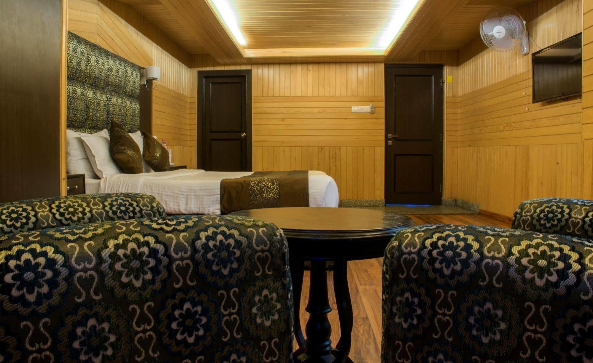 Hotel Pacific Srinagar  Bagian luar foto